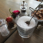 カフェ・ル・プティ・ニ・トロワ - 置物もcute