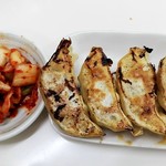 交野きんせい - 餃子と無料のキムチ