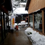 彩桂庵 - この奥です　雪かきしてくれてます