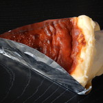 御菓子処 勝新堂 - バスチー。あまり濃い焦げ目をつけるとお客さんが買いづらいから、この程度にしているとのこと。