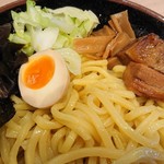 Yoichi Tsukemen Kenkyuujo - 具材は角切りチャーシュー、メンマ、キャベツ、キクラゲ、玉子と海苔の上に魚粉