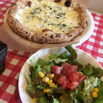 オステリア白樺 - 4種のチーズピザ とランチのサラダ