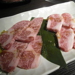 黒毛和牛焼肉酒楽庵 ひよし - ５０００円のコース　カルビです。　もう少し肉の旨味が欲しいな