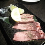 黒毛和牛焼肉酒楽庵 ひよし - ５０００円のコース　牛たんです。　これはもう少し肉厚でお願いします