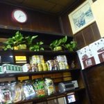 柄沢商店 - 整理された店内