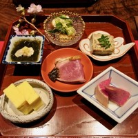 賛否両論 - 小鉢6種：のどぐろと行者ニンニクのおひたし、鶏の松風
                    紅芯大根の辛子漬け、みるがいと生もずくの酢の物、鴨ロースト、カステラたまご
                    