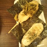 Yakitori Marukin - 高菜とチーズのおにぎり。ニンニクの壺に浸して食べる。
