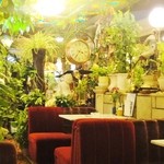 珈琲の殿堂　プリンス - 緑一杯の店内
