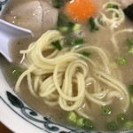 Kouyoukaku - 卵入りラーメン
                        麺は中細のストレート麺