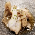 馳走 啐啄一十  - ④真つぶ貝(北海道南茅部産)の軟らか煮
      産卵期は秋~春、旬は春
      クニュクニュとした食感としっかりとした甘みと旨み。
      噛めば噛むほど旨みが溢れて出してきます。