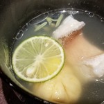 馳走 啐啄一十  - ⑤炭火焼き赤甘鯛(島根県産)と蓴菜(広島県黒瀬産)、利尻昆布と鮪節の出汁のお椀
      炭火焼き赤甘鯛は、皮目から芳ばしさが薫り、上品な脂が活性化して甘さが増しています
      蓴菜は朝摘みならではの透き通った寒天質