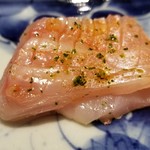 馳走 啐啄一十  - ⑩金目鯛(静岡県駿河湾産、サスエ前田魚店、10日熟成)
      産卵期は夏、旬は秋～晩冬。
      金目鯛は脂のりは落ちつつある時期なので、季節の移り変わりに応じて、包丁を細かく入れ、旨みを感じ易くしてあります。