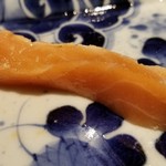 馳走 啐啄一十  - ⑪鱒の介(キングサーモン)(北海道函館産・4kg、10日熟成)
      若い魚ですが鮭王らしく脂のりはたっぷり
      熟成によって甘みと旨みが際立っています。