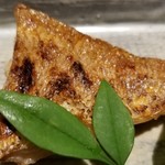 馳走 啐啄一十  - ⑬赤鯥(静岡県駿河湾産、サスエ前田魚店)、蓮芋
      産卵期は初夏～秋、旬は冬～春。
      皮目から芳ばしさが薫り、じっくりと火が通り脂が一段と旨みを増しています。
      お造りも良いけれど、私は炭火焼きが好き♪