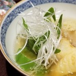 馳走 啐啄一十  - ⑭鮴(メバル)(広島県豊島産)の揚げ浸し、白葱、青葱、真昆布&いりこ、鰹節、鯖節、あご節の出汁のお椀
      産卵期は晩秋~冬、旬は初夏~夏
      旬の揚げ鮴に淡い琥珀色の出汁が滲みて、穏やかで円やかな味わい