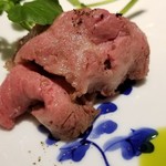 馳走 啐啄一十  - ⑮仙台牛(A5ランク12等級未経産)のイチボのローストビーフ、和辛子&山椒ソース
      備長炭でじっくり焼き上げられ肉自体の旨みが増していますし芳ばしく薫り立っています
      山椒ソースがピリッとしてアクセントに