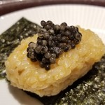 馳走 啐啄一十  - ⑯雲丹ご飯、フレッシュキャビア(ラトビア産)載せ
      赤酢のシャリかと思えば北紫雲丹の混ぜご飯にフレッシュキャビアを載せ、旨みと塩みを加えた遊び心のある一品。