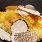 馳走 啐啄一十  - ⑰夏トリュフご飯(卵入り)、毛蟹入り、唐墨掛け
      夏トリュフの艶やかな薫りが立ち昇って来ます。
      口腔内が薫りで溢れ、満ち足りた気持ちになります。
      旨塩な唐墨が味わいに深みを加えます。