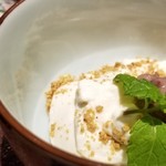 馳走 啐啄一十  - ⑱白胡麻プリンの小豆餡のせ
      モチモチぶるぶるな食感と控えめな甘さ。
      な口溶け。
      こし餡も溶ける様な円やかさ。
      白胡麻の香りが宴の終演を彩ります。