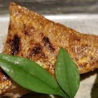馳走 啐啄一十  - ⑬赤鯥(静岡県駿河湾産、サスエ前田魚店)、蓮芋
                      産卵期は初夏～秋、旬は冬～春。
                      皮目から芳ばしさが薫り、じっくりと火が通り脂が一段と旨みを増しています。
                      お造りも良いけれど、私は炭火焼きが好き♪