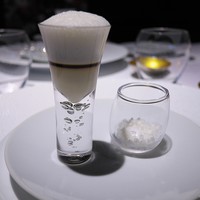 レフェルヴェソンス - .まず一品。ぼたん海老、黒トリュフ、そしてグレープフルーツのソルベを添えて。
