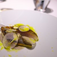 レフェルヴェソンス - 炙った〆かますと黒大根、酒粕の発酵乳とグリーンレモン。