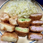 Tonkatsu Shinjuku Saboten Derika - 千切りのキャベツを添えれば、立派な一品の出来上がり♡