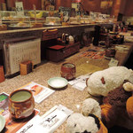 紀州 弥一 - まわるお寿司だけど、店内は高級感があるねぇ。
            外国からのお客さんも結構食べに来てます。