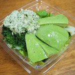 RF1 - アボカドとハーブチキンのグリーンサラダ