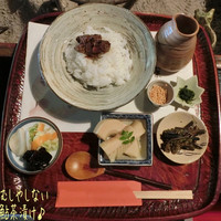 平野屋 - むしやしないの鮎茶漬け+志んこと抹茶セット(2300円)♪ 志んこは桜餅でも良いそうで1つずつのセット☆彡
                鮎茶漬けには筍や山菜の小鉢、香の物が付いてる。
                鮎茶漬けの上には鮎の柔らかく煮込まれたもの♪