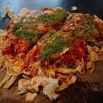 ひろしま屋 - 料理写真:・そば肉入りお好み焼き 700円 　+玉子 50円