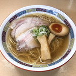 煮干鰮らーめん 圓 八王子本店 - 塩らーめん並盛
                                チャーシューはロースに変わりました。高級部位なだけあって美味しいチャーシューでした。