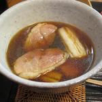 Te Uchi Soba Dokoroni Hachiya - つけ汁のアップ　ど～んと鴨肉が