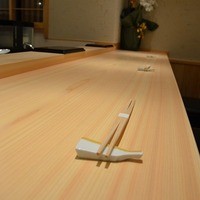 鮨 おとわ - 立派なカウンター