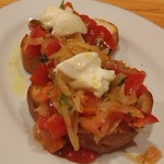 カサレッチョ - ストラッキーノチーズとトマトのブルスケッタ