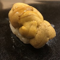 日本橋蛎殻町 すぎた - 追加でお願いした赤雲丹。山口産でムラサキ雲丹をさらに凝縮したような旨味と味が素晴らしい。