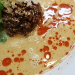 餃子と担々麺 吟 - 非常に奥深く香り豊かな味わいのシビ辛坦々スープ