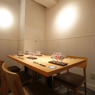 半個室席《4～6名様》目の前が日本酒ショーケースの特等席。