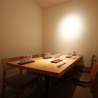 個室《４～6名様》ご家族の集まり祝宴、接待ご会食に。※入口部は扉、上部開放部あり