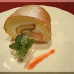 信長亭 - デザート(イチゴのロールケーキ)