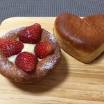 パンと料理とお菓子の店 tonttu - イチゴのブリォッシュとクリームパン