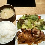 Sam Biki No Kuro Buta Bainan Shuuno Ujou - 日替りのトンテキの定食
                        ご飯と味噌汁はおかわり可能