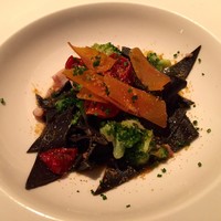 カンブーザ - イカスミのストラッチ スルメイカ・ブロッコリー・セミドライトマト・ボッタルガ