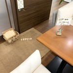 パン工房&カフェ エスポワール - キッズスペース。木のおもちゃは手作り。