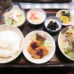 しげみ食堂 - ご飯と豚汁（中）のセット（オカズは魚フライ、酢蓮根、黒豆）