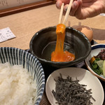 中華そば 勝本 - 卵をまぜます。