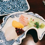 鳥田中 - お造り盛り合わせ（マコガレイ、アオリイカ on the ムラサキウニ、イサキ）