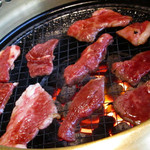 Gyuubee - 黒毛牛ロースと黒毛牛カルビを焼いてる最中。