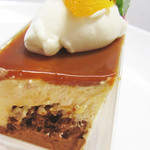 プティ・グラン - モード・ノエルの断面。バニラとチョコの2層ムース。