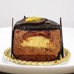 プティ・グラン - ロワイヤルショコラ(クリスマス仕様)の断面。チョコムースのセンターにはクレームブリュレが。